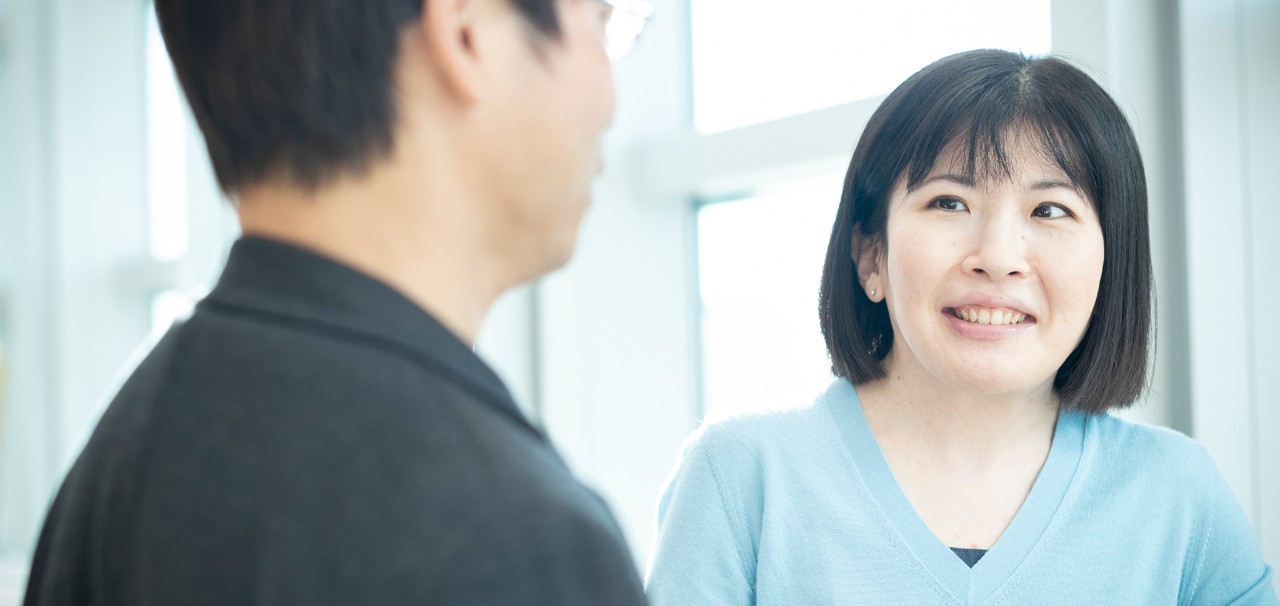 2人の社員が会話する写真